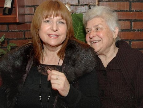 Всички в мрежата коментират, че обичаната Мими Иванова си „смени лицето“ на 77, мнозина едва я разпознаха 2