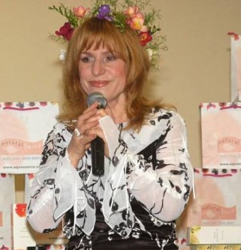 Всички в мрежата коментират, че обичаната Мими Иванова си „смени лицето“ на 77, мнозина едва я разпознаха 3